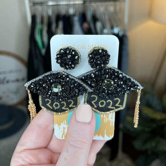 Taylor Shaye Designs - Black & Gold 2022 Graduation Cap Earrings - Picture 2 of 7